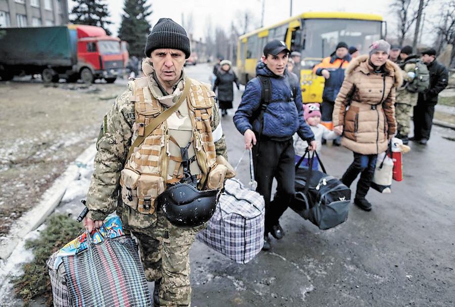 один з напрямів цивільно-військової співпраці — підтримка найвразливіших верств населення Донбасу. Фото з сайту ukrainian.voanews.com 