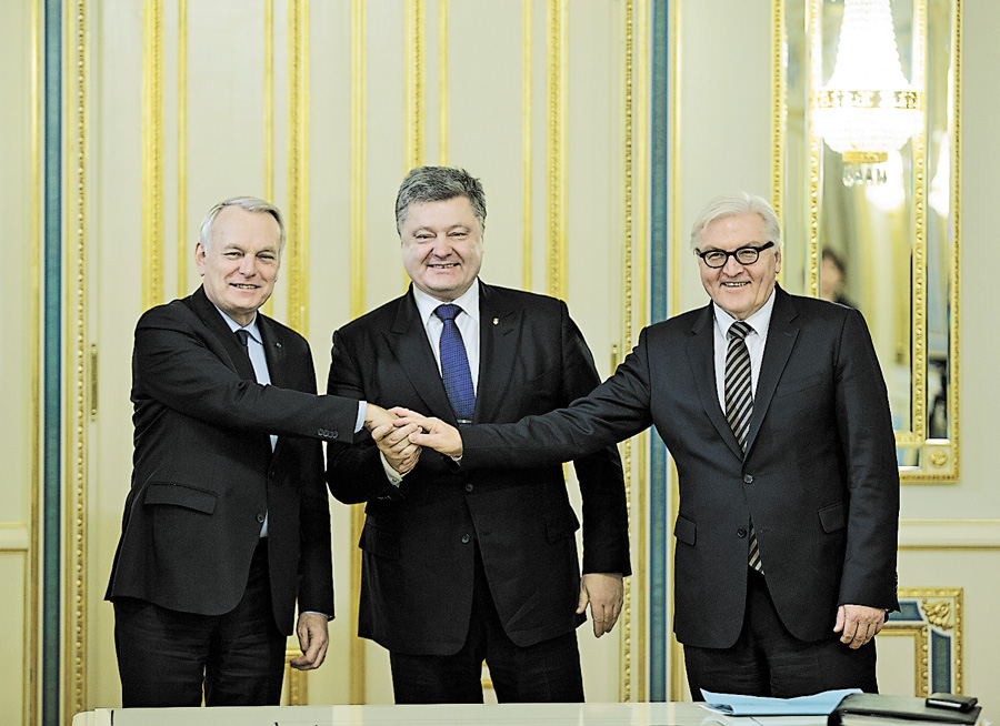 Новий глава МЗС Франції Жан-Марк Еро (ліворуч) тримає курс на допомогу Україні. Фото Михайла МAРКIВA