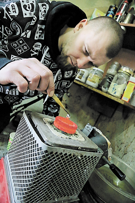 У такому пристрої Дмитро Щербаков плавить срібло, щоб зробити з нього нагороди. Фото Світлани СКРЯБІНОЇ