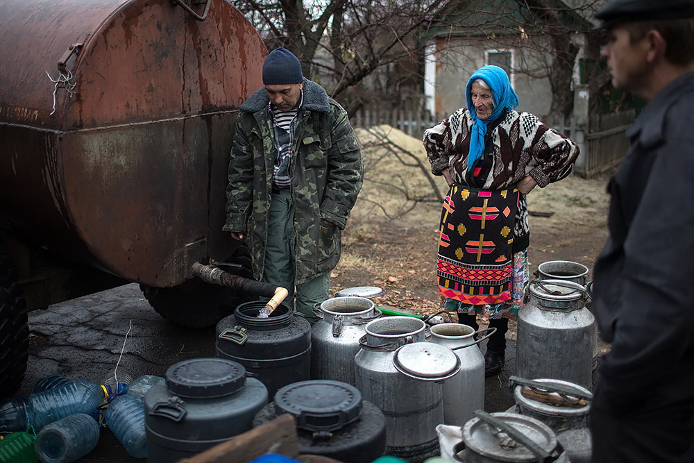 Життя в Луганську важке: вода привізна, а по благодійну їжу в черги шикуються не безхатченки, а цілком пристойні люди.