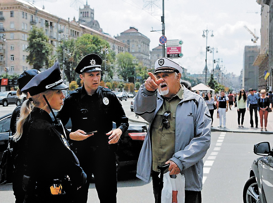 Громадськість прискіпливо стежить за роботою поліцейських. Фото з сайту foxnews.com