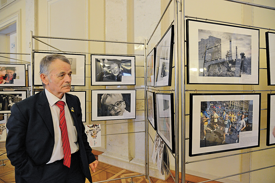Народний депутат Мустафа Джемілєв одним із перших оглянув роботи фотомитців. Фото Володимира ЗАЇКИ