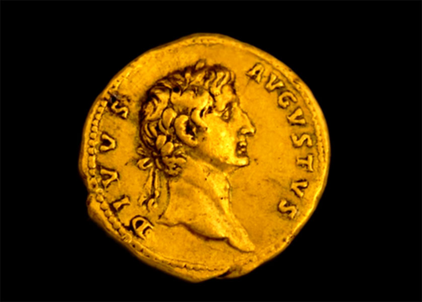 Знайдену монету було викарбувано майже дві тисячі років тому імператором Трояном на честь Октавіана Августа .
