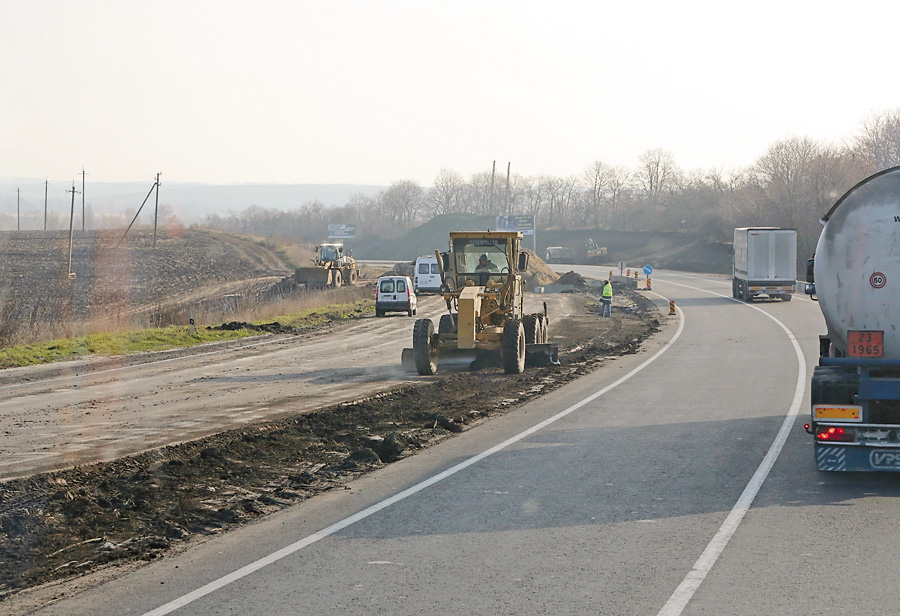 Весна нарешті вселяє сподівання на відновлення автошляхів. Фото Світлани СКРЯБІНОЇ