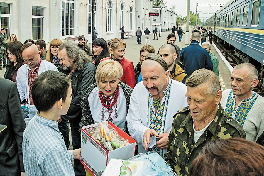 Дорогою активісти збирали просвітницькі подарунки для жителів Донеччини. Фото УНIAН