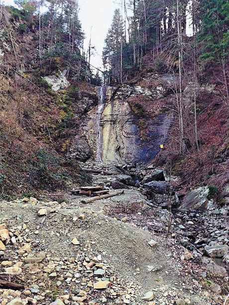 Понівечену природу заповідних Смугарських водоспадів можна відновити, лише вирубавши сухостій. Фото з сайту buknews.com.ua