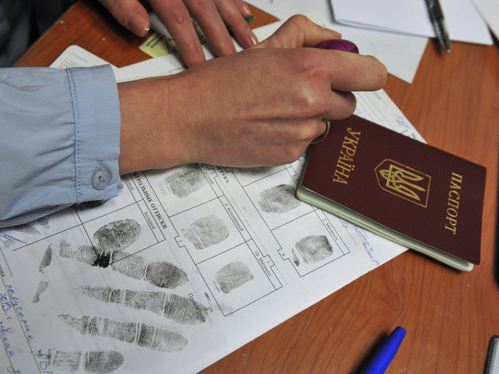 Громадяни України мають бути гідними паспорта своєї держави. Фото з сайту ddns.net.