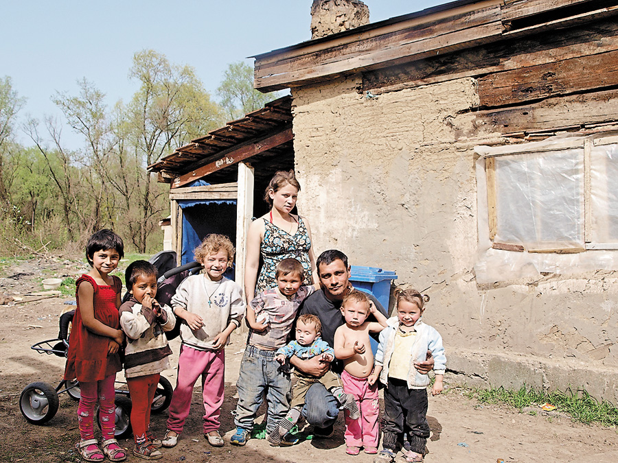Родина Сирени Горват і Василя Терпака живе в жахливих умовах (на фото — п’ятеро власних дітей і двоє племінників). Фото автора
