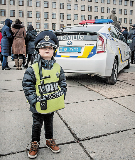 Кадровий потенціал майбутнього приміряє форму. Фото УНIAН