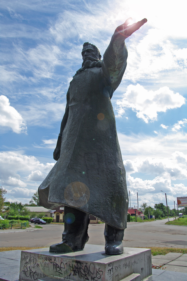 Пам’ятник у Фастові нагадує, що Микола Бенардос — наш земляк, який народився, виріс і упокоївся на рідній йому українській землі
