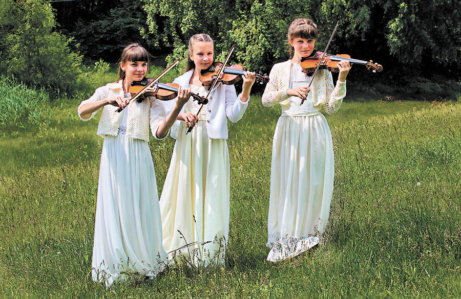 Юні скрипальки представляють спілку поляків містечка Макарів.