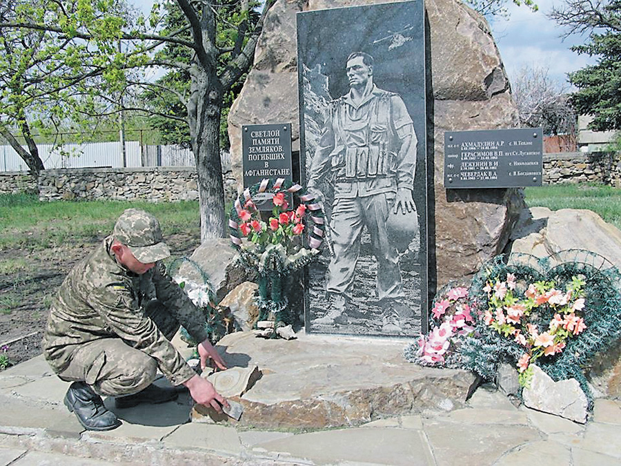 Військовослужбовці завершують передсвяткове прибирання. Фото надане прес-офіцером ОТУ «Луганськ»