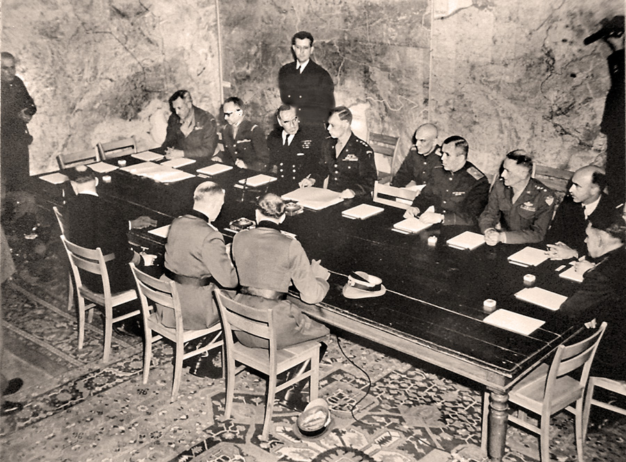 Засідання союзників 7 травня 1945 року у Реймсі, де відбулося перше підписання капітуляції Німеччини, яке Сталін примусив повторити 8 травня у Берліні. Фото з сайту uk.wikipedia.org