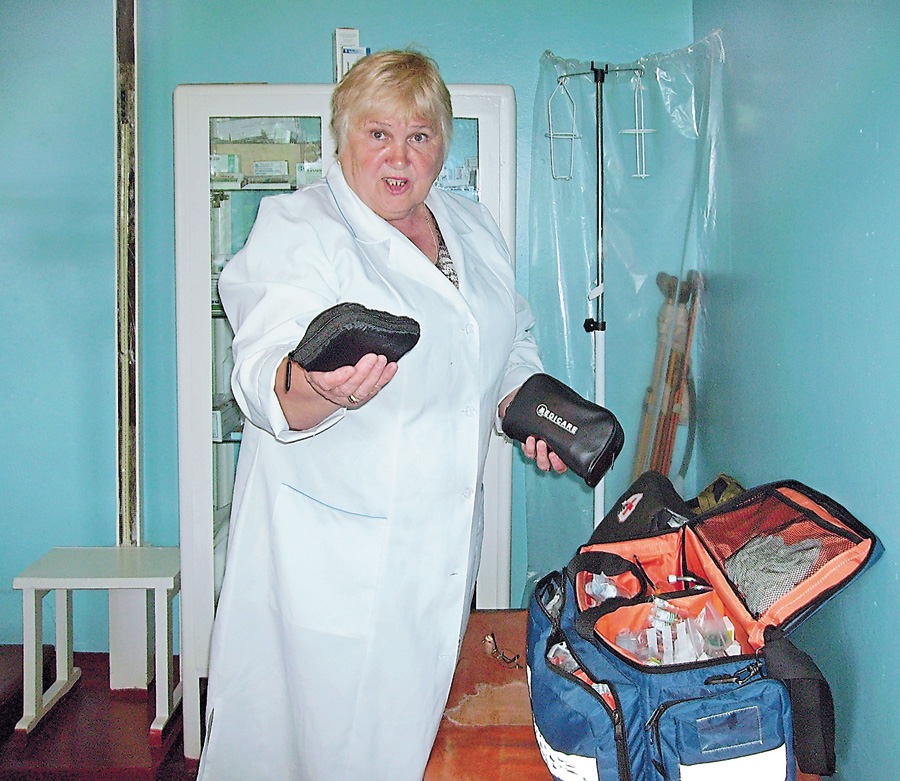 Медсестра Катерина Хортова хвалиться подарунками «Лікарів без кордонів». Фото автора