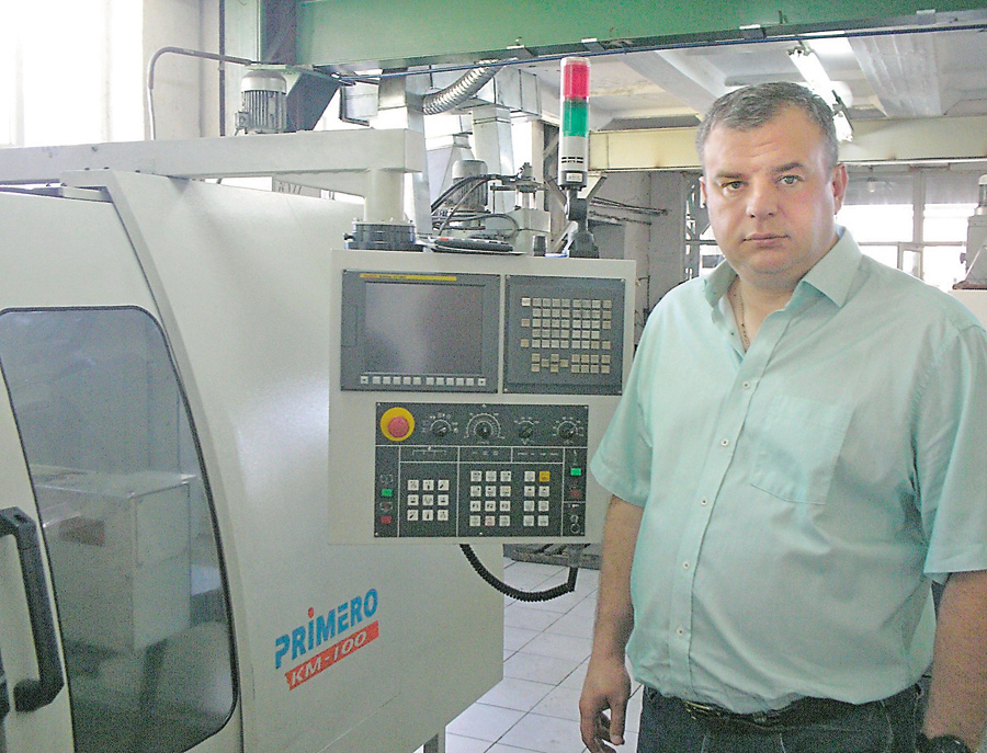 Генеральний директор ТДВ «Брацлав» Петро Михайленко демонструє сучасну виробничу базу заводських цехів. Фото автора