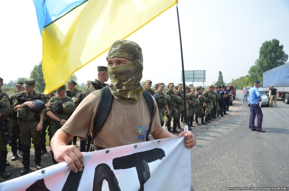 Активісти зібралися на в'їзді до Борисполя, щоб не пропустити учасників хресної ходи УПЦ (МП) до міста Борисполя