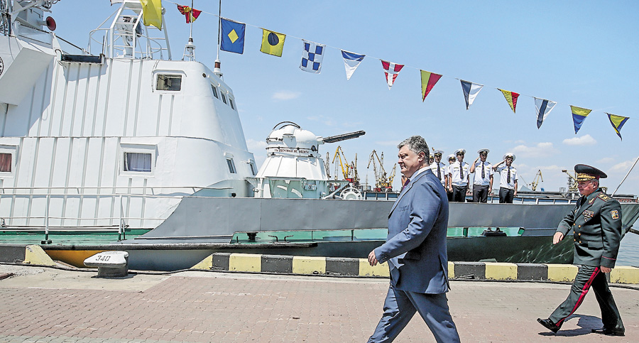 Президент переконаний, що Україні до снаги наростити потенціал вітчизняного флоту. Фото Михайла ПАЛІНЧАКА 