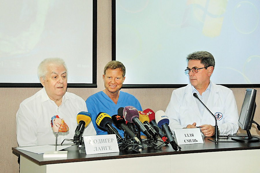 Завдяки зусиллям Рюдігера Ланге (в центрі) та Іллі Ємця (праворуч) Олександр Кравчук (ліворуч) каже, що почувається здоровою людиною.