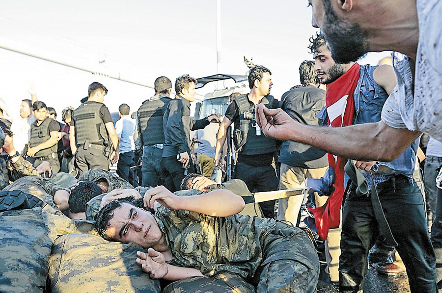 Люди підтримали Ердогана, а не військових, і путч провалився. Фото з сайту dailymail.co.uk