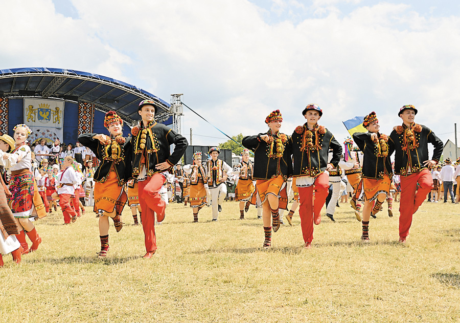 Найрізноманітніші коломийки на добробут і процвітання виконали численні учасники фестивалю. Фото з сайту dzerkalo.media