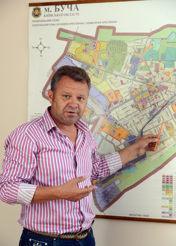 Міський голова Бучі Анатолій Федорук показує на карті, де знаходяться гектари, що наробили стільки галасу.