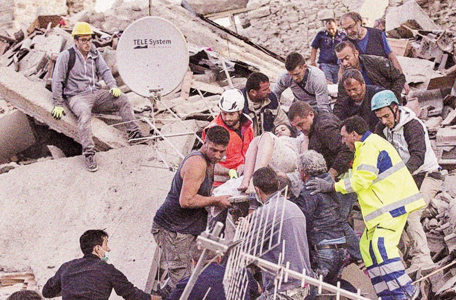 Рятувальники сподіваються врятувати з-під завалів якомога більше живих. Фото з сайту obozrevatel.com