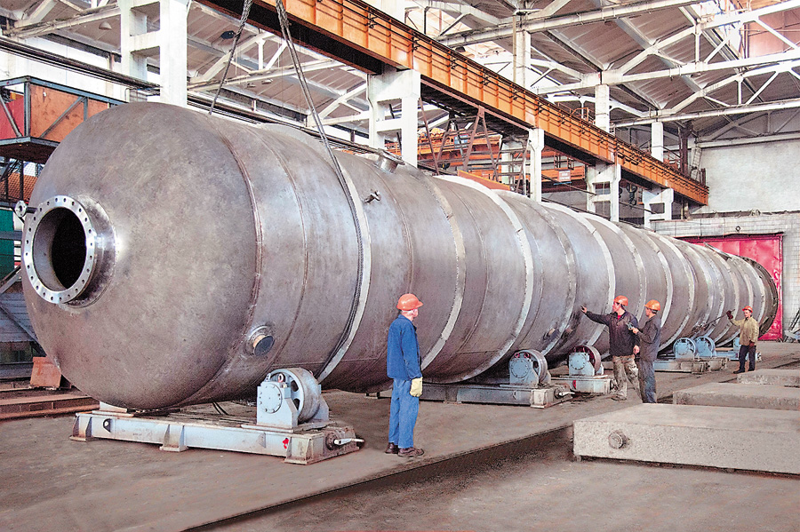 Сумські машинобудівники готують до відправлення дистиляційну колону, виготовлену на замовлення турецької компанії «Soda Sanayi». Фото надане прес-службою Сумського машинобудівного НВО