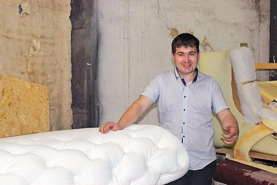 Олександр Верюханов, який мріє відкрити меблевий завод у Вінниці, демонструє зібраний власноруч диван. Фото надане автором