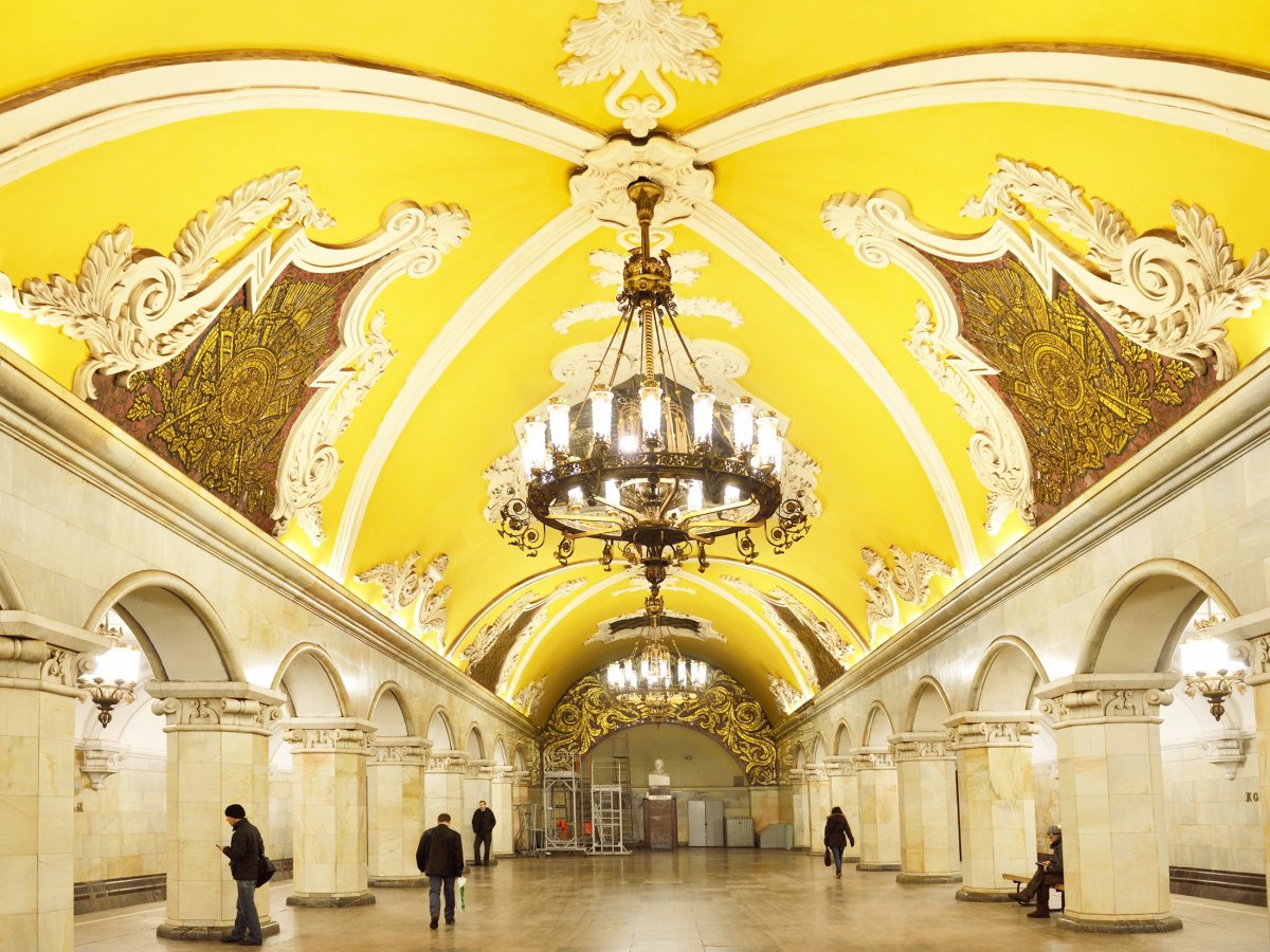 Станція метро «Комсомольська», Москва, РФ.