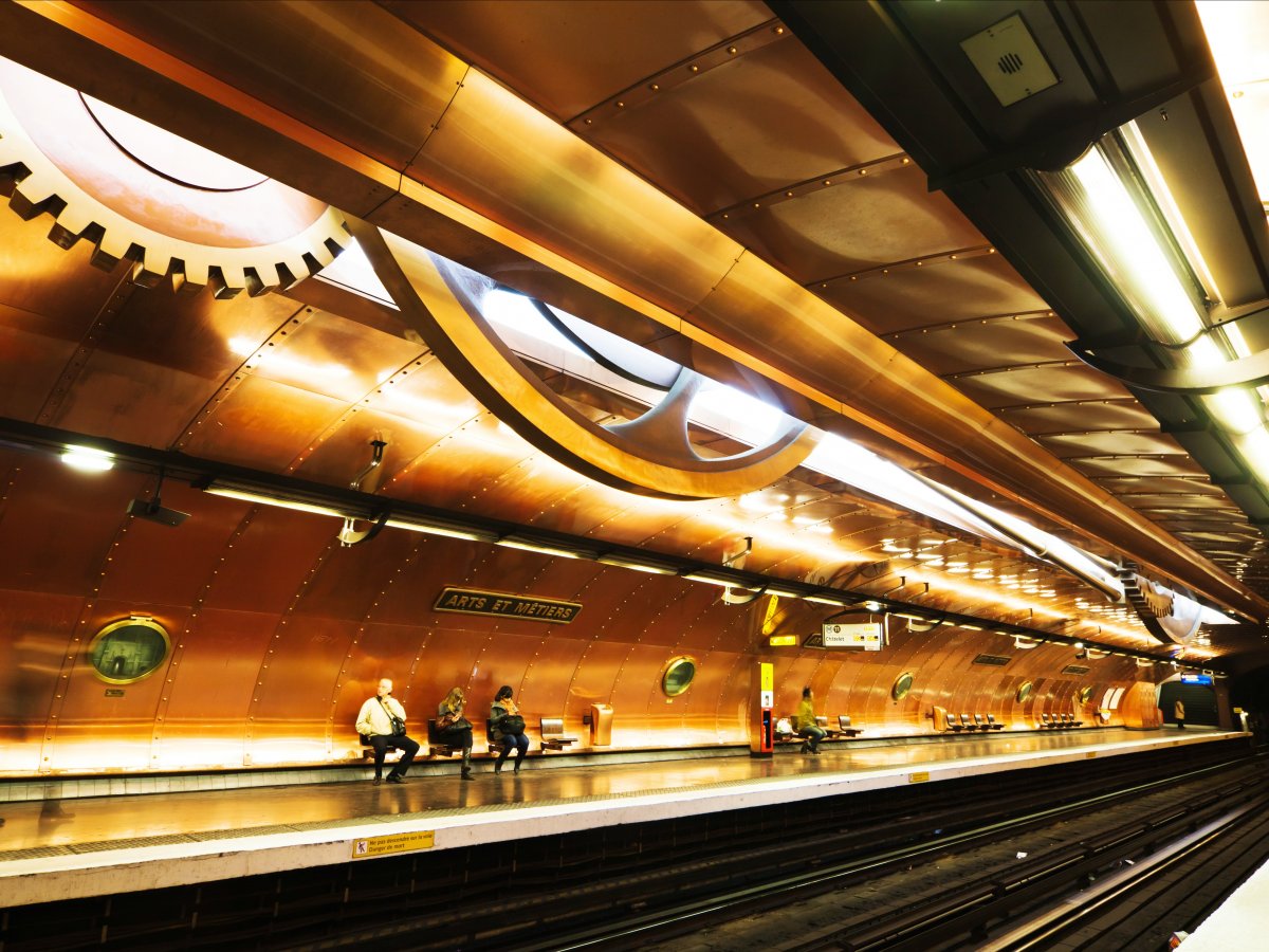 Станція метро «Ар-е-Метьє», Париж, Франція.