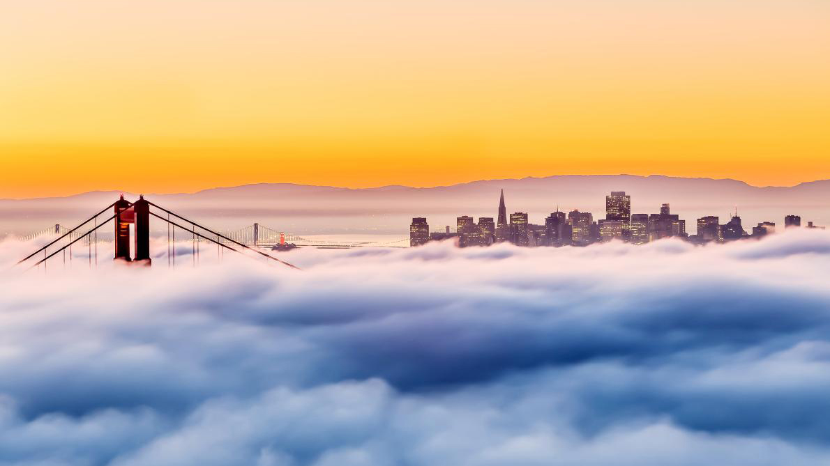 Міст Золоті Ворота і райони Лос-Анджелеса у тумані, Каліфорнія, США