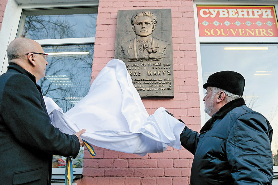Пам’ятну дошку на Хрещатику відкривають Надзвичайний і Повноважний посол Чеської Республіки Радек Матула (ліворуч) і син Василя Макуха Володимир (праворуч). Фото УНIAН