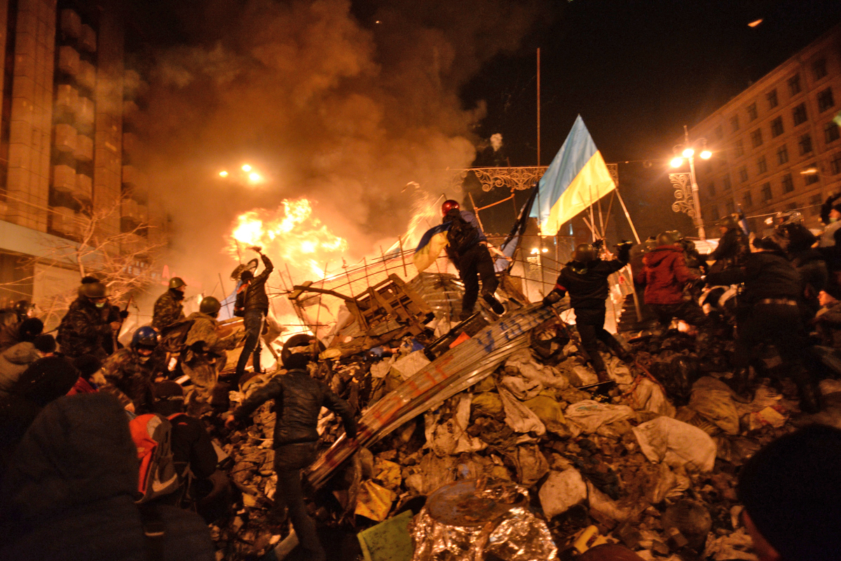 Доки нардепи вже традиційно гальмують, українці обстоюють Україну та її державний прапор на масових демонстраціях, палаючому Майдані та в боях із окупантами. 