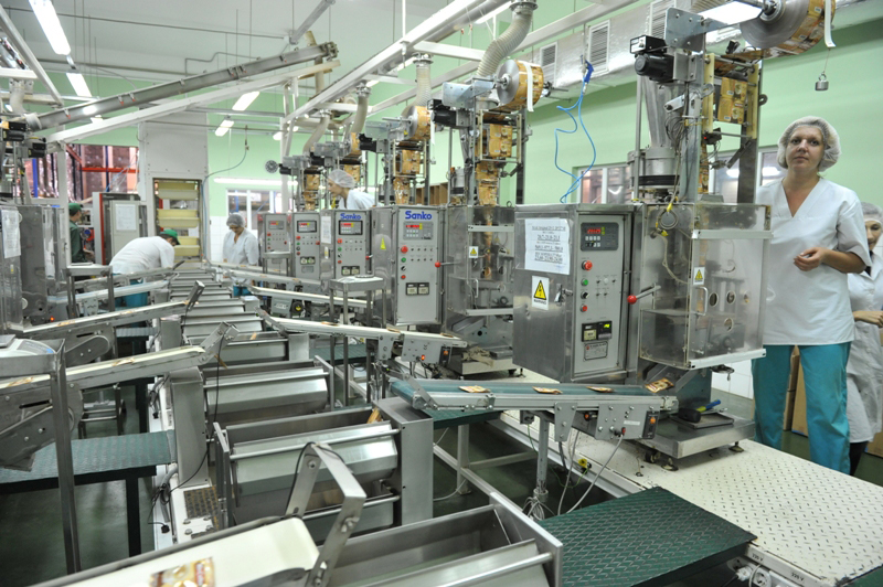 Автоматизовані лінії заводу видають за рік майже мільярд саше. Цієї кави вистачає не лише Україні, а й сусіднім державам