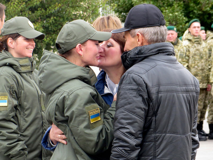 Рідні бажають учорашнім курсантам гарної служби на захисті наших кордонів. Фото автора