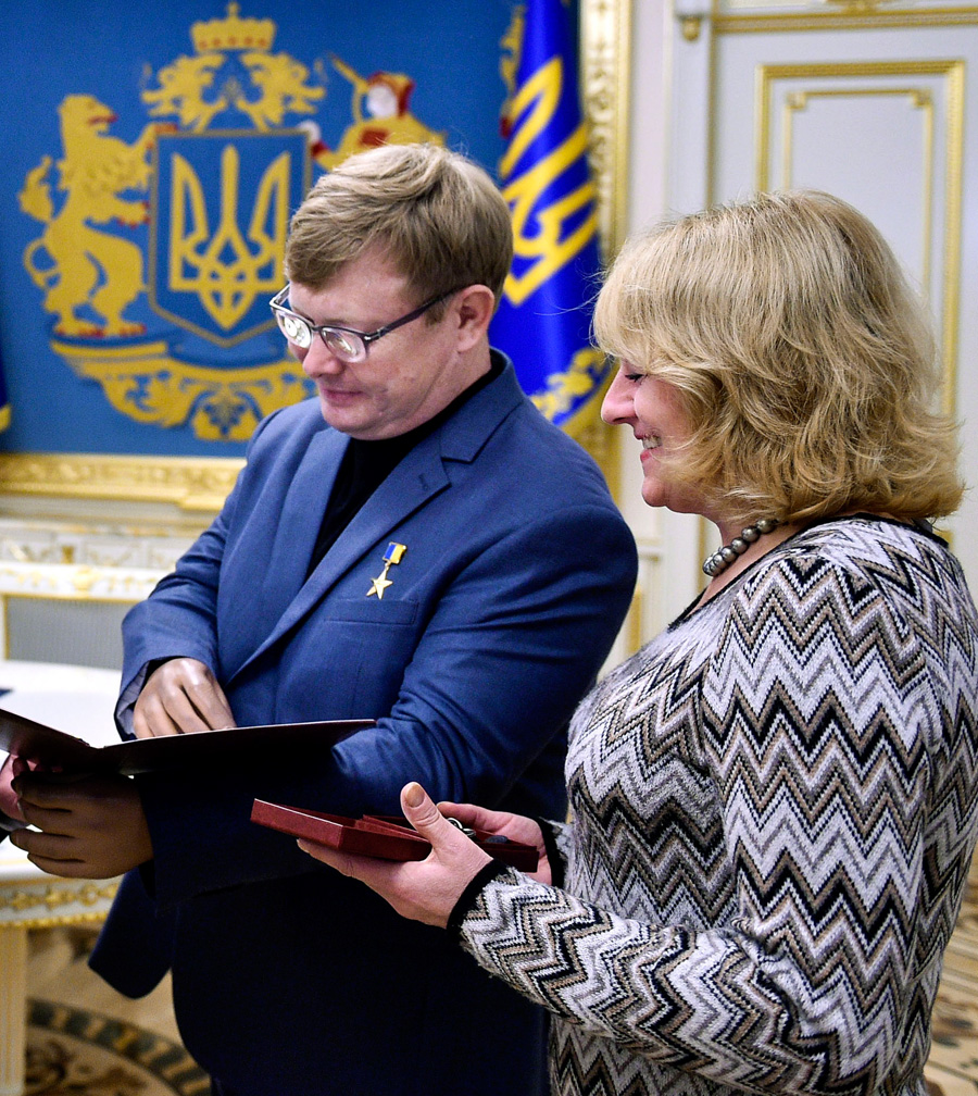 Родина Володимира Жемчугова запросила Президента на новосілля. Фото Миколи ЛAЗAРЕНКA