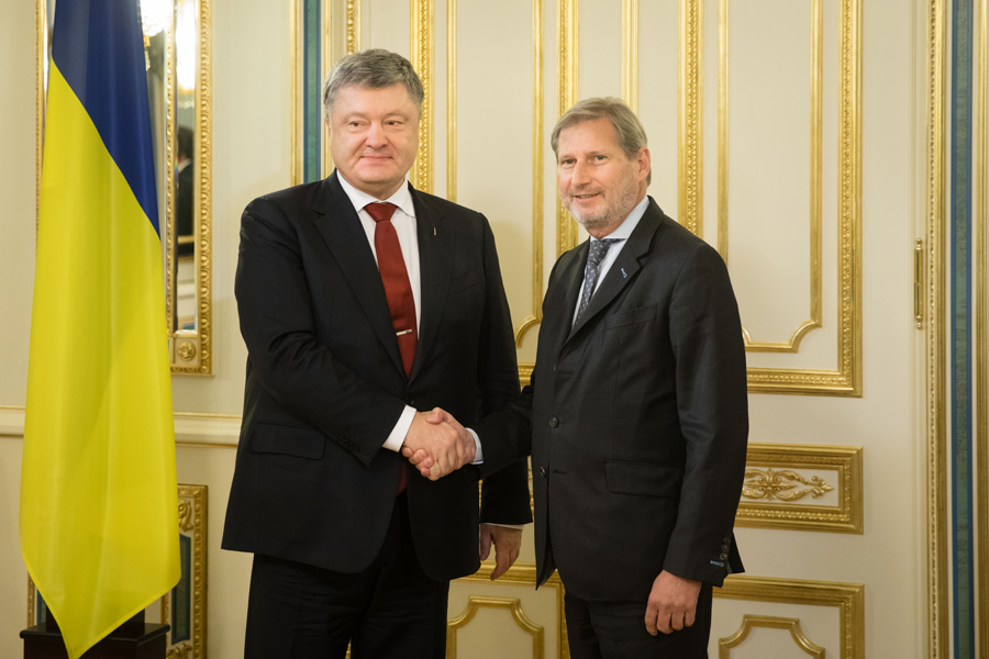 Єврокомісар Йоганнес Ган зичить нам успіху на європейському шляху. Фото Михайла ПАЛІНЧАКА