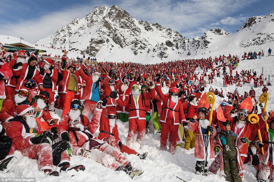 Різдво Ісуса Христа прийшло до швейцарських Альп: тисячі гірських лиж, Санта Клаусів і Святих Миколаїв.