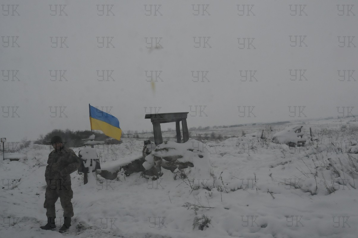Український прапор завжди гордо майорітиме на позиціях наших героїв. Це символ нашої незалежності і незламності духу захисників України. Фото Володимира ЗАЇКИ