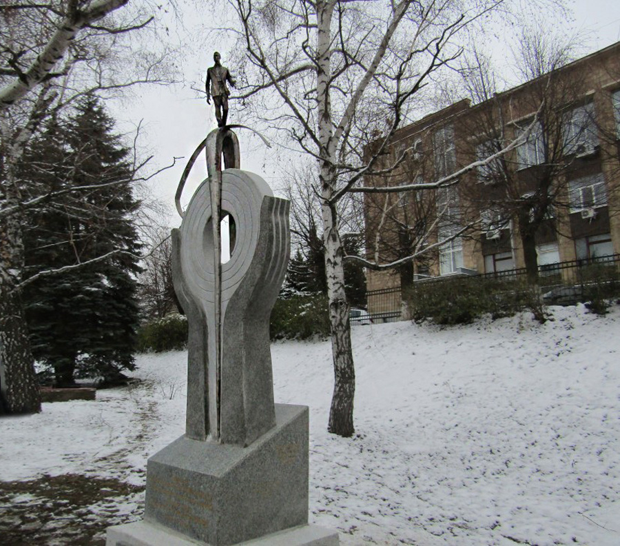 Ідею скульптури підгледіли в «Житті» Миколи Сядристого. Фото з сайту kupyansk-rada.gov.ua