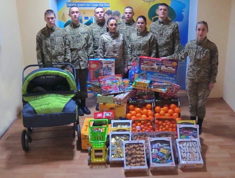 Ось такі гостинці приготували черкаські прикордонники малятам. Фото з сайту twitter.comdpsu.ua