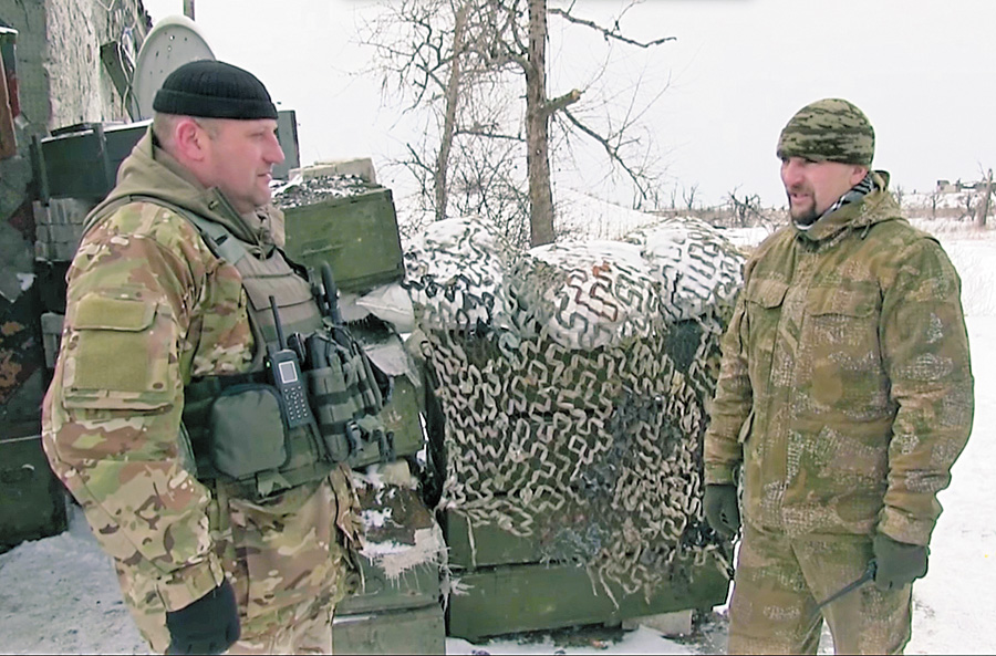 Командир 72-ї ОМБр полковник Андрій Соколов (зліва) і надалі має намір разом з бійцями успішно виконувати поставлені завдання. Фото з сайту mil.gov.ua