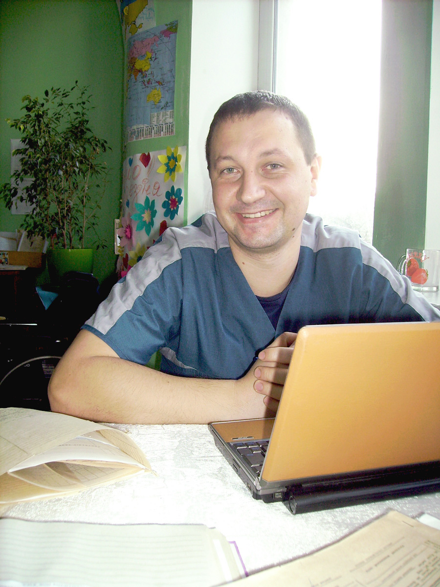 Молодший лейтенант хірург Сергій Ніщенко з Вінниці мріє працювати там, де працює. Фото автора
