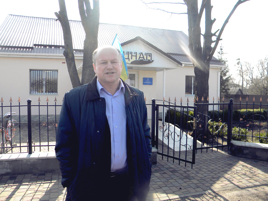 Голова Миляцької об’єднаної громади Федір Хлебович біля першого в Україні сільського ЦНАПу. Фото автора
