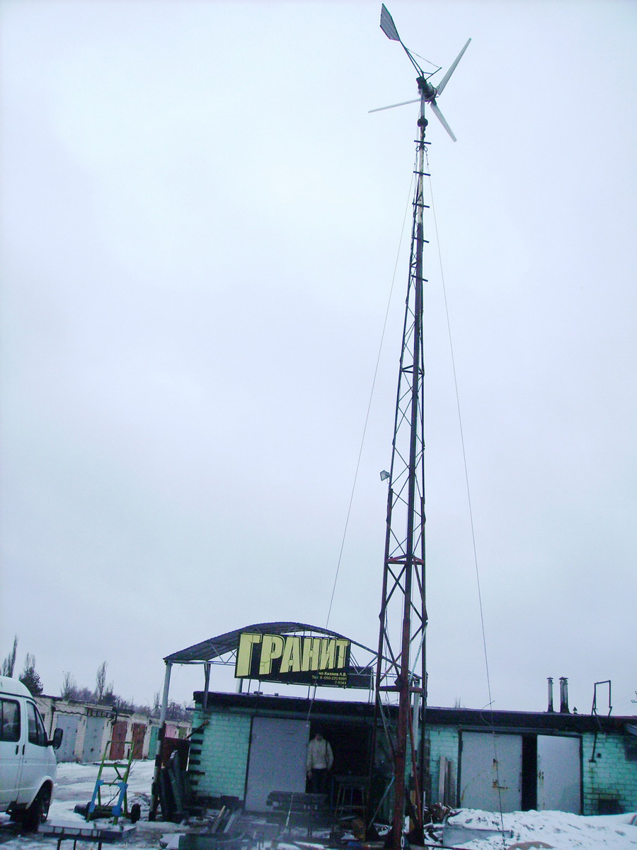 Леонід Кізяєв за лічені тижні змайстрував і встановив вітрогенератор. Нині його висота вже 13,5 метра. Фото автора