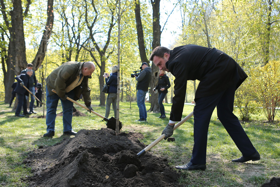 Державний секретар КМУ Володимир Бондаренко (праворуч) знається на садівництві. Фото надане прес-службою КМУ 