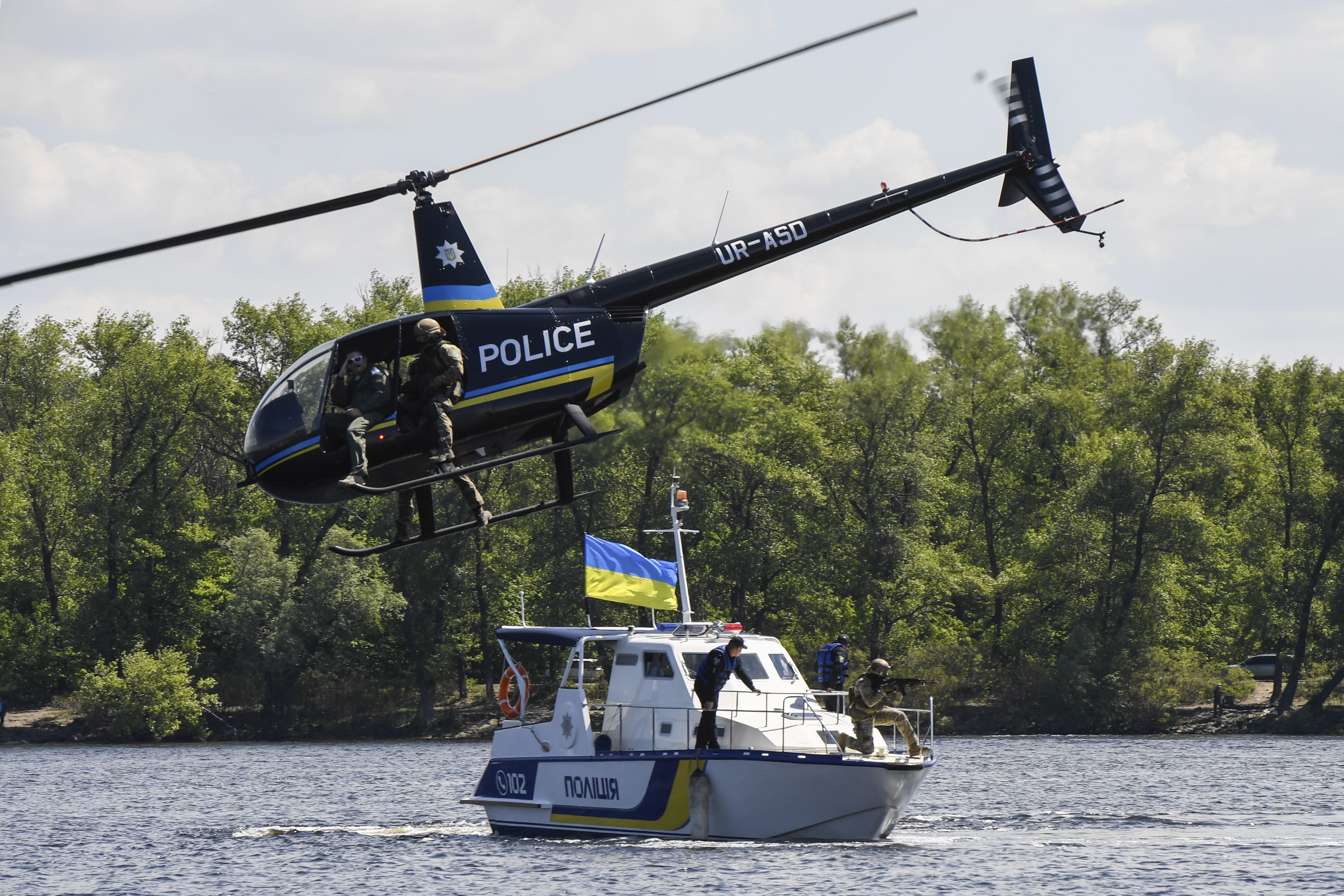 Сміливці підкорюють нові для себе стихії. Фото з Урядового порталу