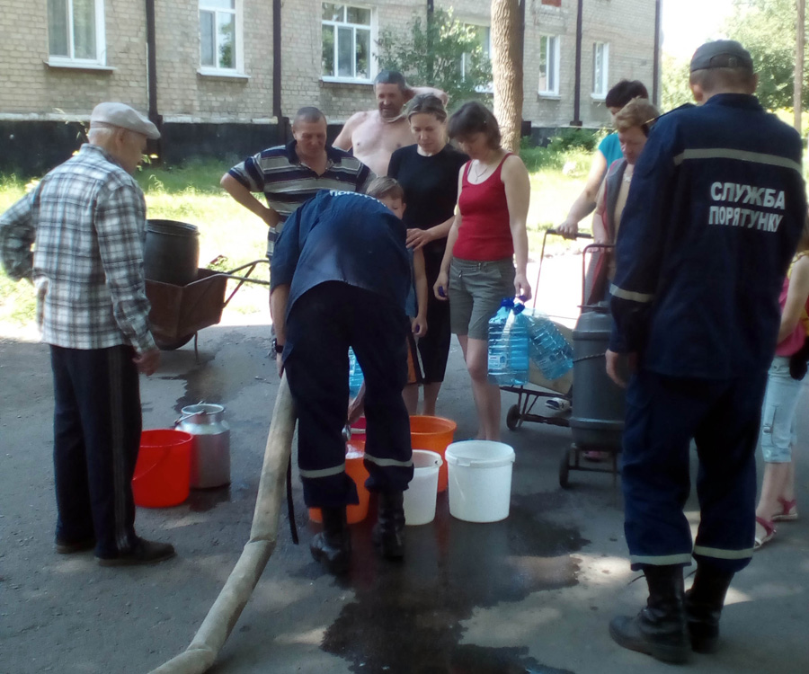 Cпівробітники обласної служби ДСНС допомагають жителям Лисичанська отримати воду. Фото з сайту lugansk.dsns.gov.ua