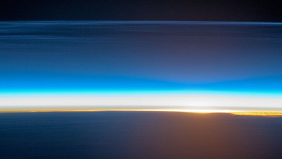 Полярні хмари мезосфери під час сходу сонця