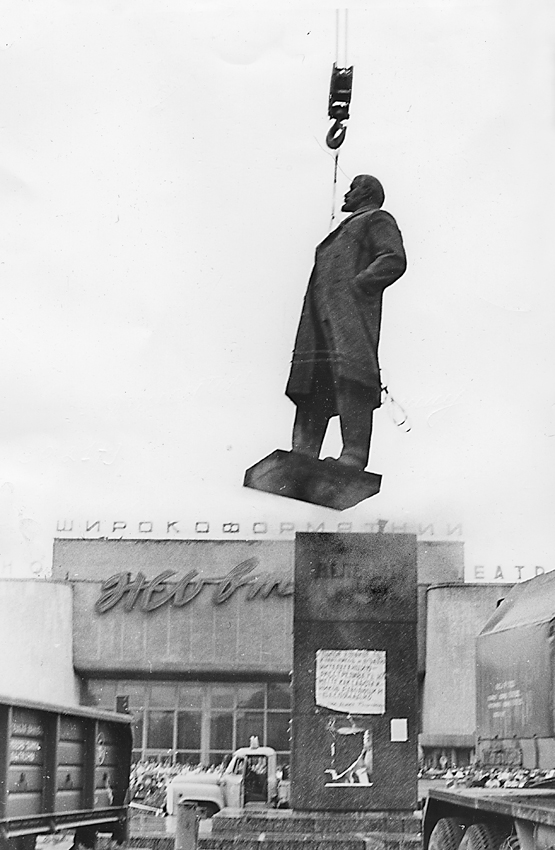 25 серпня 1991 року в Рівному демонтували пам’ятник натхненнику Великої жовтневої революції.